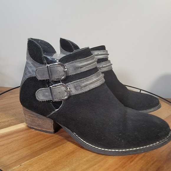 Steve Madden Black and Gray Ankle Boots - Picture 4 of 16